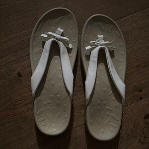 Chic White Bow Flip Flops